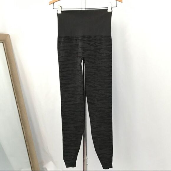 Assets by SPANX Camo Seamless Leggings Gray M - Picture 6 of 8